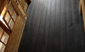 brede-planken-massief-eiken-houten-vloer-black-oil-afwerking-2