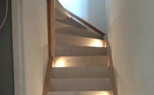 unieke-houten-trap-renovatie-met-verlichting-amsterdam-1
