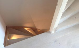 unieke-houten-trap-renovatie-met-verlichting-amsterdam-4