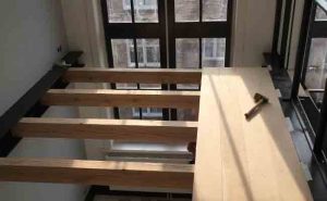 verhoogde-houten-vloer-in-kantoor-amsterdam-1