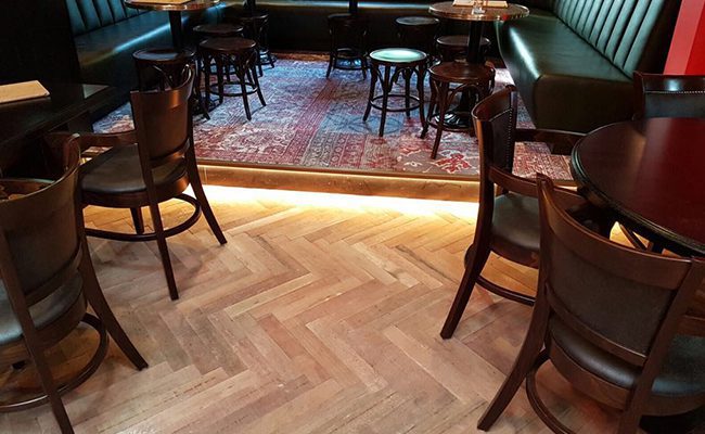 Visgraat Houten Vloer – Keroewing Café