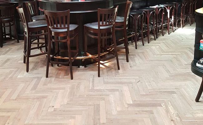 Visgraat Houten Vloer – Keroewing Café